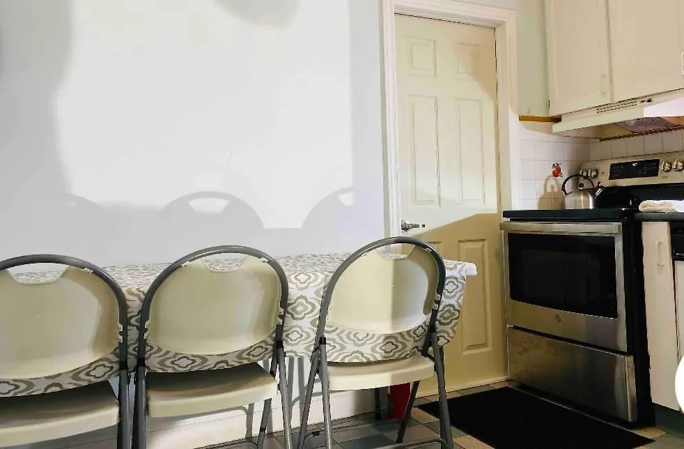 Bungalow 3 Bedrooms Space Share Toronto Canada 0*,