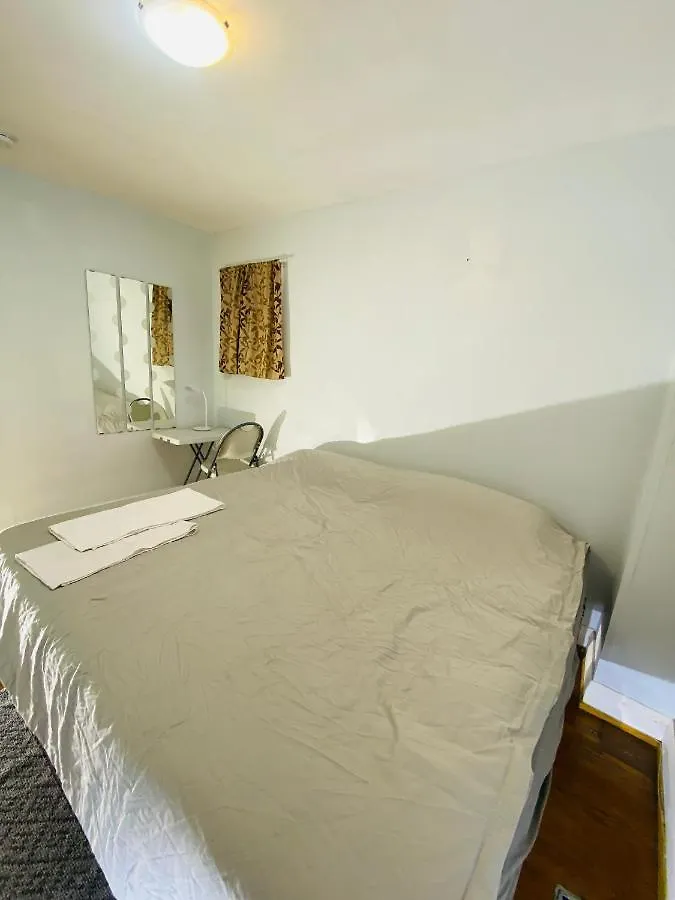 Bungalow 3 Bedrooms Space Share Toronto Canada